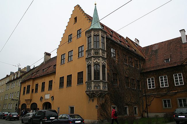 AUGSBURG > Fuggerei > Haupttor und Seniorat mit dem Höchstetter-Erker