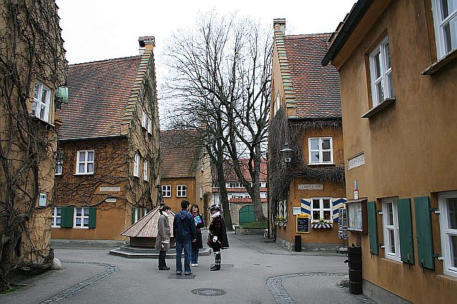 AUGSBURG > Fuggerei > Hauptkreuzung mit Brunnen