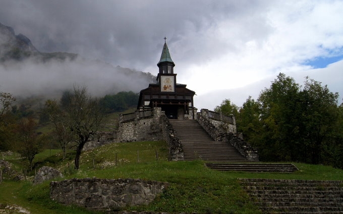 Tolmin >Javorca > Gedenkkirche