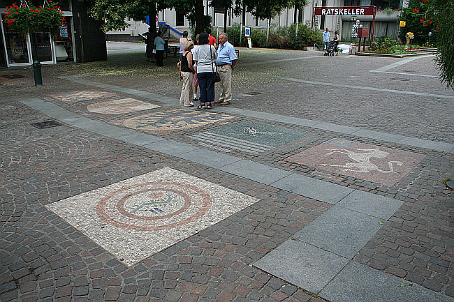 AALEN > Marktplatz > Wappen der Partnerstädte