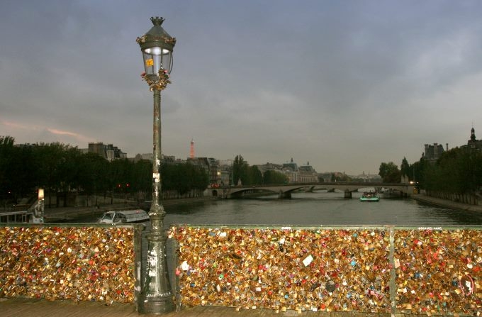 Paris 1. Abend Liebesschlösser Louvre 009sk680