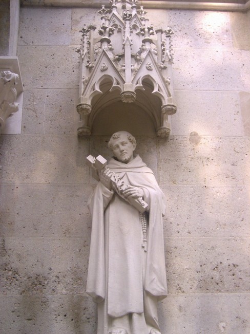 Statue an rechter Kirchenwand