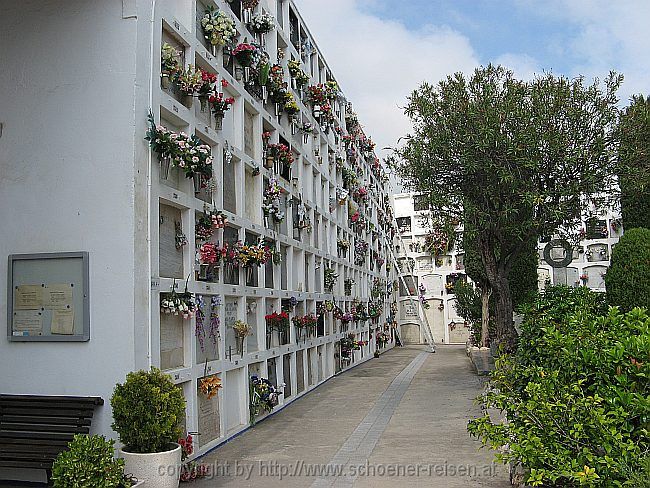 SITGES > Sant Sebastia > Friedhof > Grabkammern in Mauern