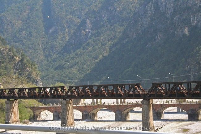 Canalautobahn > Bahnlinie neben der Autobahn