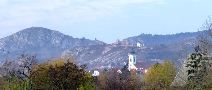 H:Budaörs>Blick übers Dorf auf den Kő-hegy