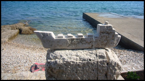 OREBIC > Uferpromenade > Skulptur Schiff