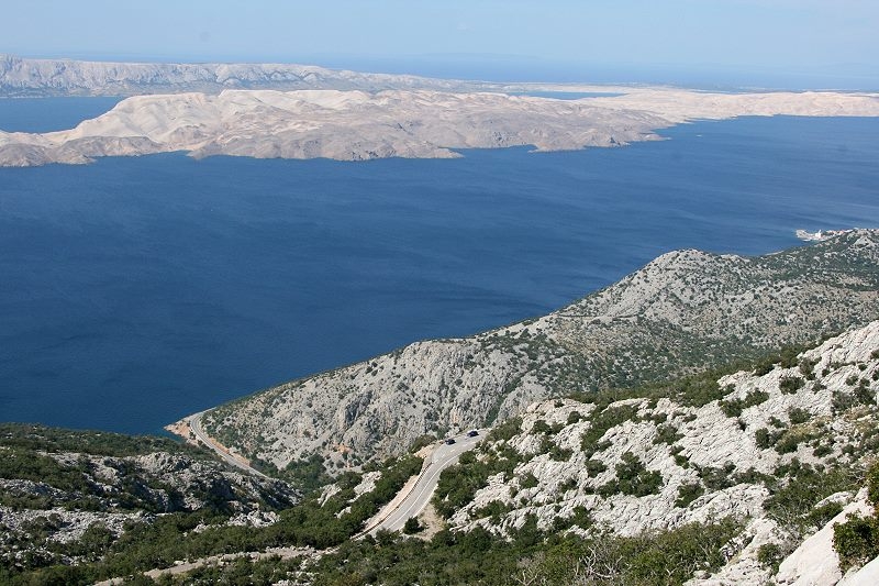 Pass Oštarijska Vrata > Blick auf Pag