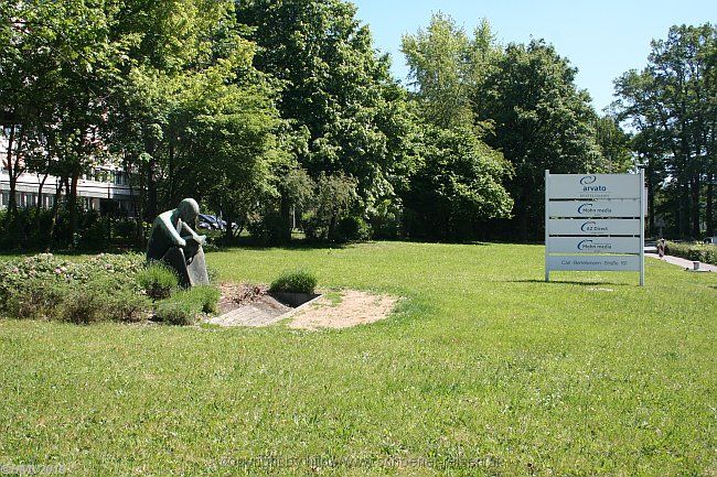 GÜTERSLOH > Die Lesende > Skulptur am Eingang zu Mohn Media