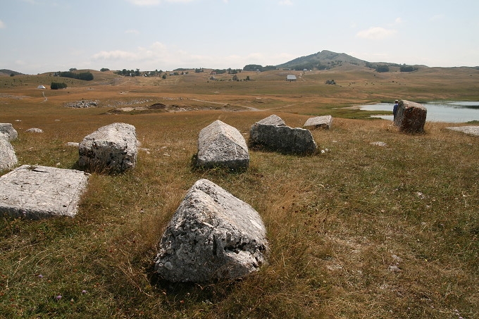 05 Riblje Jezero Stecci 048 680