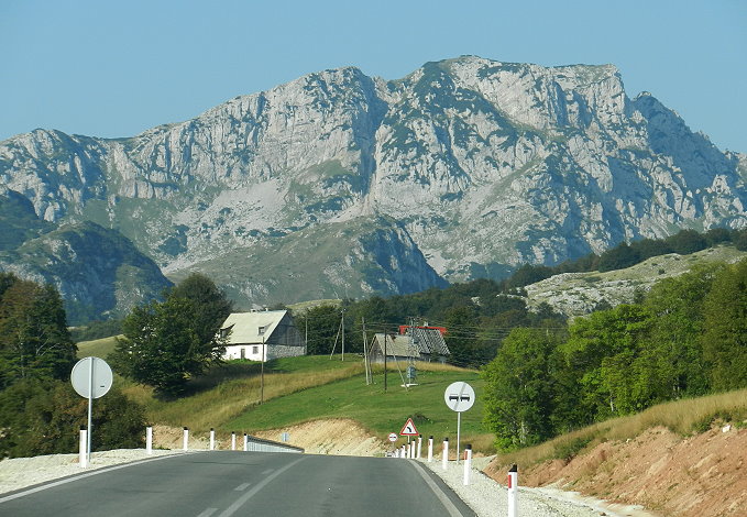 neue Straße nach Savnik 5