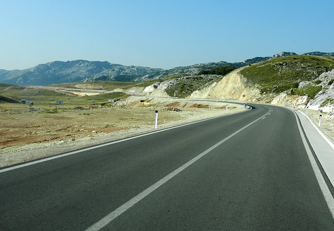 neue Straße nach Savnik 7