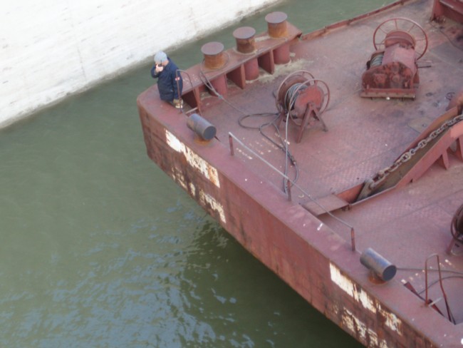 FREUDENAU > Donaukraftwerk > einfahrender Schlepper