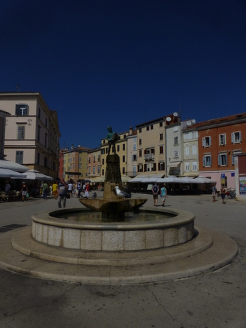 1410 Istrien Rovinj> Stadtplatz > Brunnenfigur