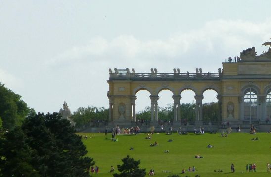 A:Wien>Schönbrunn>Gloriette von der Schlosstreppe oben links