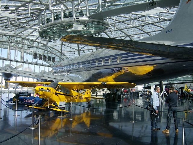 > Flughafen > Red Bull Hangar 7