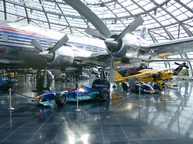 > Flughafen > Red Bull Hangar 7 8