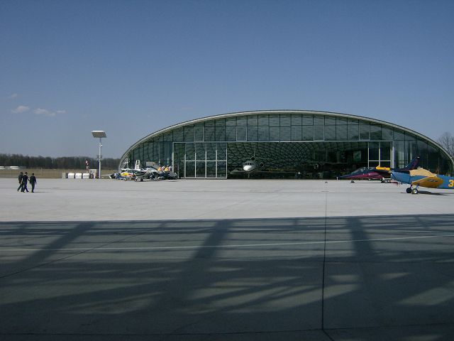 > Flughafen > Red Bull Hangar 7 8