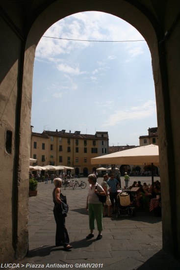 LUCCA > Piazza Anfiteatro