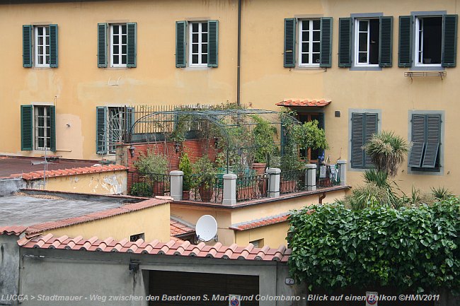 LUCCA > Stadtmauer - Weg zwischen den Bastionen S. Maria und Colombano - Blick auf einen Balkon