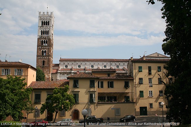 LUCCA > Stadtmauer - Weg zwischen den Bastionen S. Maria und Colombano - Blick zur Kathedrale