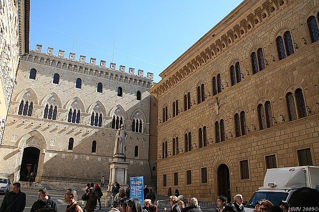 SIENA > Piazza Salimbeni > Denkmal Bandini und Paläste