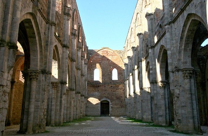 SAN GALGANO < Abteiruine