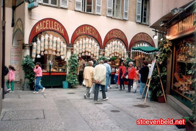 LUGANO > Via Nassa