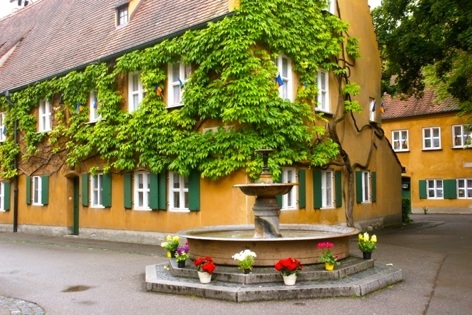 Fuggerei die kleine Stadt in der Stadt Augsburg 5