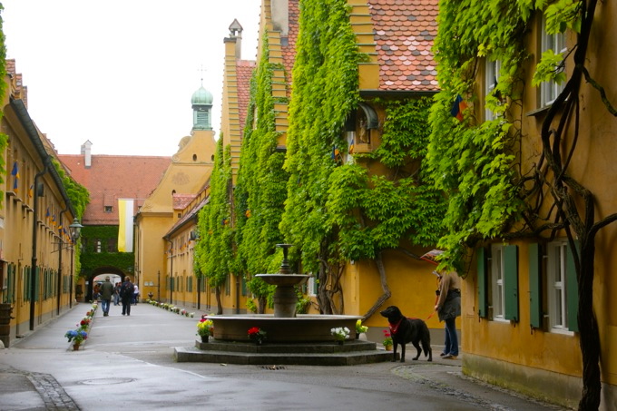 Fuggerei die kleine Stadt in der Stadt Augsburg 3