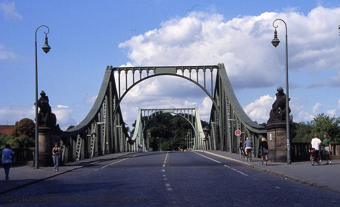 BERLIN nach Potsdam > Glienicker Brücke (UNESCO-Welterbe)