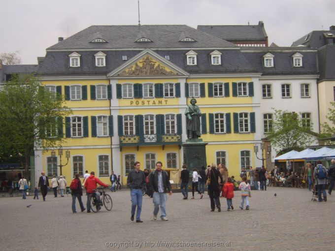 BONN > Beethovendenkmal vor dem Postamt