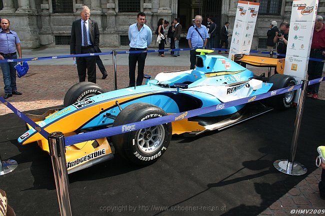 MILANO > Piazza della Scala > Rathaus > Formel 1 Rennwagen von Renault