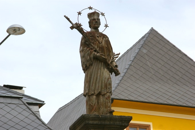 CZ: Kasperske Hory (Okres Klatovy) > Nepomuk auf dem Hauptplatz beim Brunnen 2