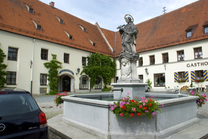 D: KIRCHHEIM/Schwaben (Landkreis Unterallgäu) > Brunnen-Statue 3