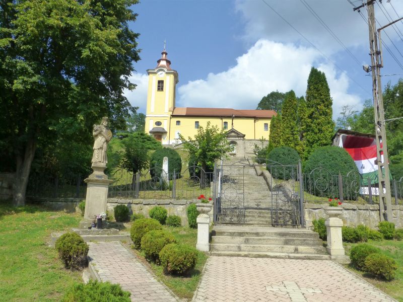 H:Sirok>Kirche mit Nepomuk