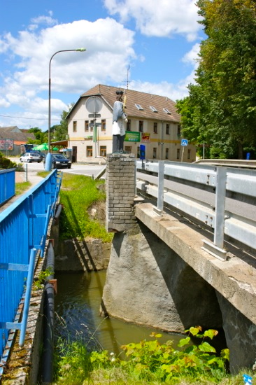 CZ: Stepanovice  (Okres Ceske Budejovice) > Nepomuk mitten auf der Brücke der Durchgangsstraße