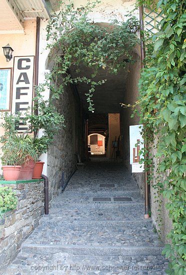 ISOLA SUPERIORE DEI PESCATORI > Bogengasse zwischen Via Lungo Lago und Via Ugo Ara