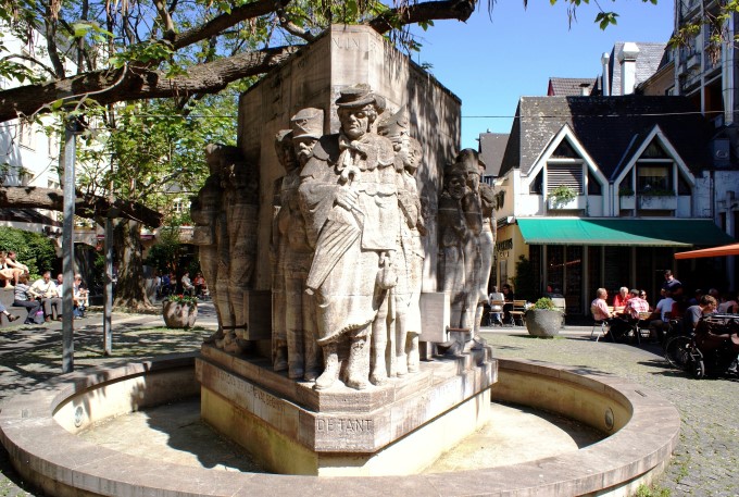 KÖLN > Brunnen De Tant von Ostermann