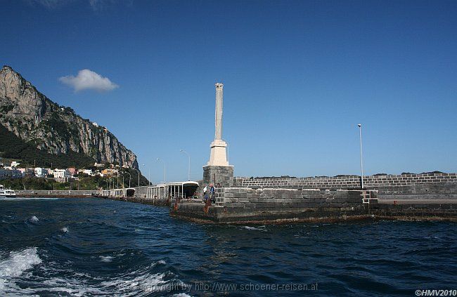 INSEL CAPRI - Bootsfahrt rund um die Insel > 008 Hafeneinfahrt