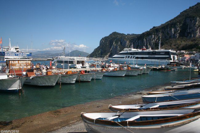 CAPRI-MARINA GRANDE > Hafen > Bootssteg für eine Fahrt zur Blauen Grotte