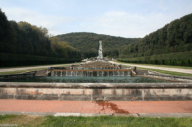 KÖNIGSSCHLOSS CASERTA > Giardino > Kleine Kaskaden im Oberen Wasserbecken