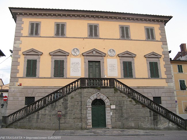 PIETRASANTA > Domplatz > Gebäude