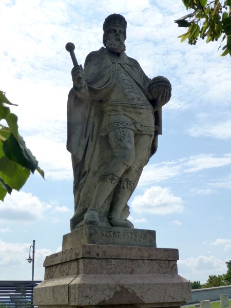 H:Esztergom>Istvánstatue an der Treppe