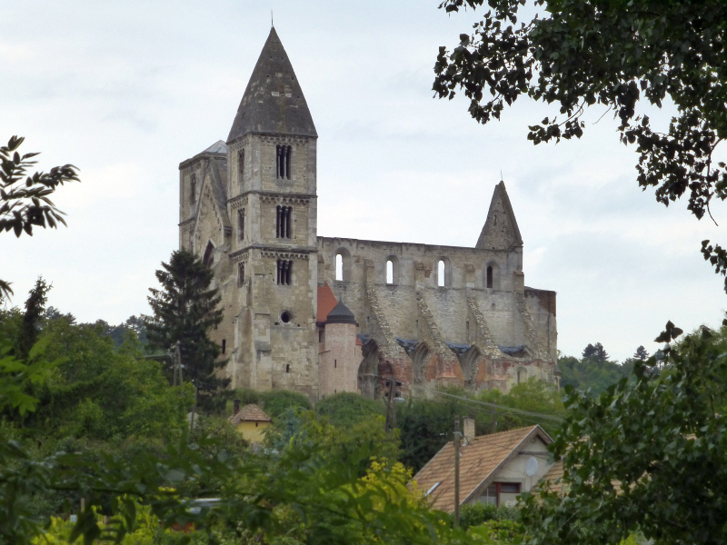 H:Zsámbék>Basilika vom Schloss aus