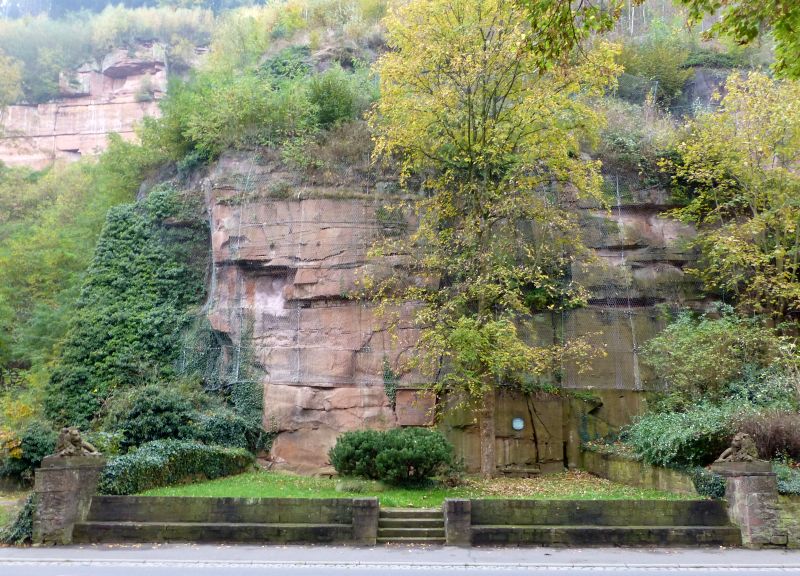 D:BAY:Miltenberg>Sachsengrab von anderer Straßenseite