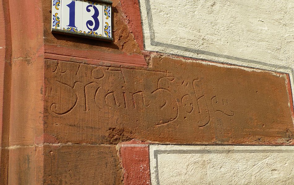 D:Bayern>Klingenberg>Stadtschloss>Torbau>Hochwassermarken3