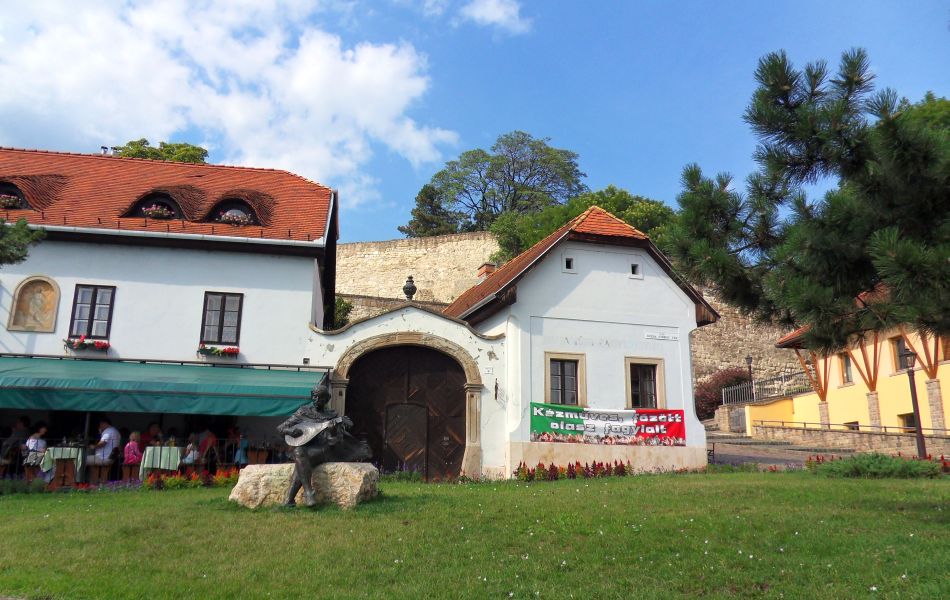 H:Eger>Dobó-Straße>Tinódi-Denkmal1