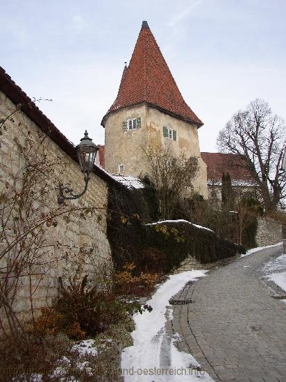 GREDING > Stadtmauer > Weg hinauf zur Basilika