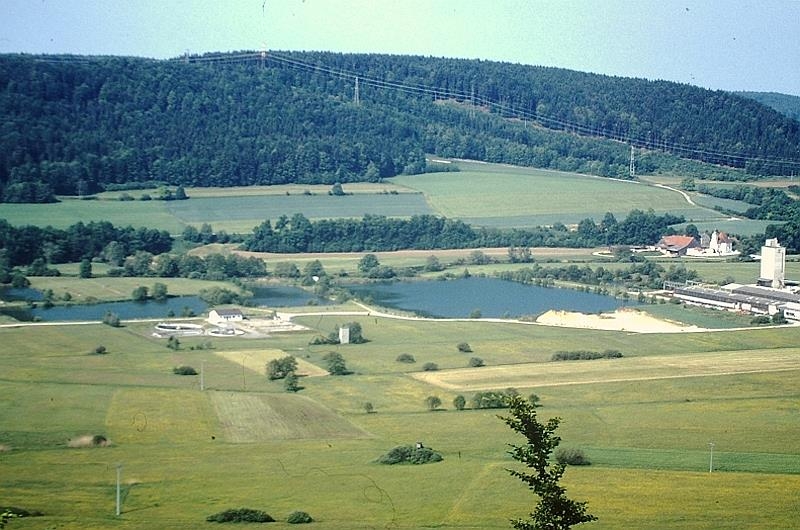 alte Kiesweiher, links vom Silo die Wallfahrtskirche  ..