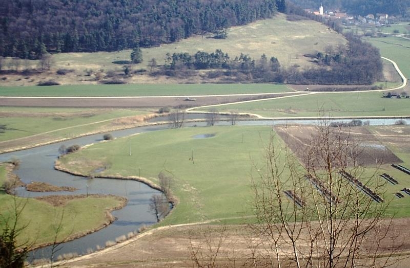 Breitenmarkierungen vom Kanal